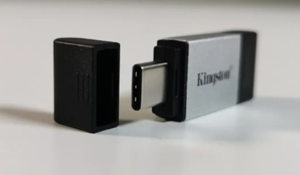 यह USB फ्लैश ड्राइव केवल 8KB डेटा संग्रहीत कर सकती है, लेकिन 200 साल तक चलेगी