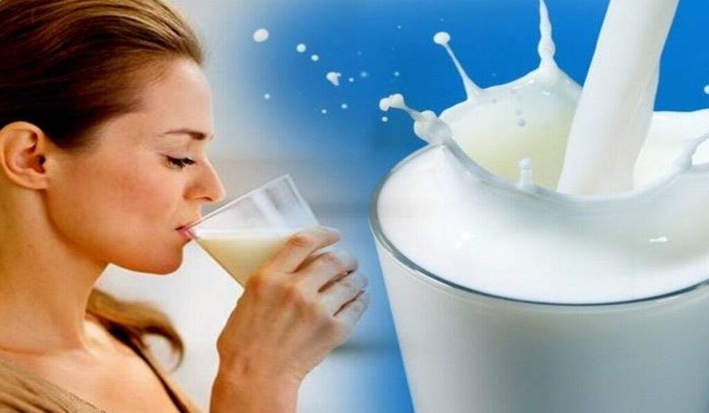 Milk At Night: रात को दूध पीने से आप इन बीमारियों को बुला रहे हैं, आज ही इस आदत को छोड़ें