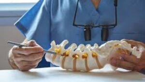 Spine Surgery: क्यों लोग spine surgery से डरते हैं और इसके संभावित जोखिम क्या हैं?
