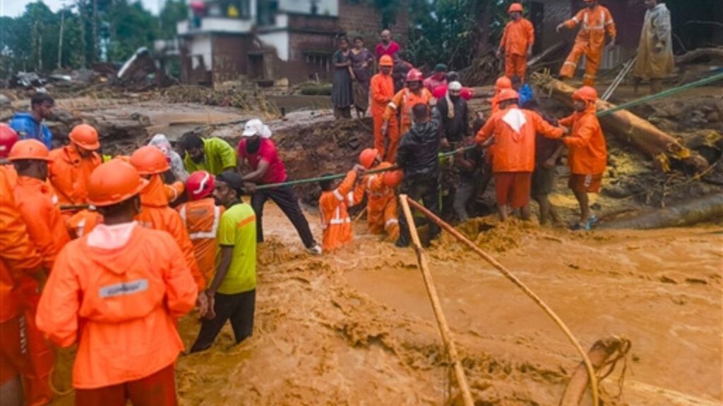 Landslides in Wayanad: नष्ट हुए घर, उफनती नदियाँ और उखड़े पेड़... वायनाड में बारिश और भूस्खलन से तबाही