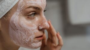 Skin Care: बारिश के मौसम में त्वचा के लिए ये स्क्रब साबित होंगे परफेक्ट, जानें इन्हें बनाने और उपयोग करने का सही तरीका