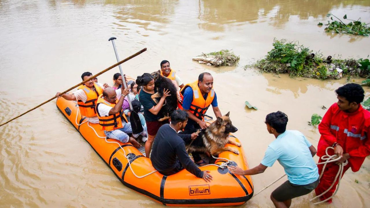 Assam: त्रिपुरा में बाढ़ और भूस्खलनों से स्थिति गंभीर, सेना और NDRF ने बचाव कार्य में जुटाई