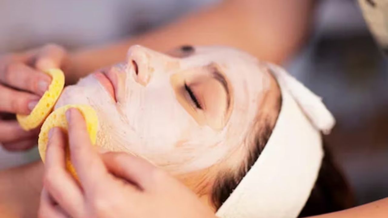 Instant Face Glow Facial: 30 मिनट में घर पर पाएं पार्लर जैसा निखार, करें मिनी फेशियल!