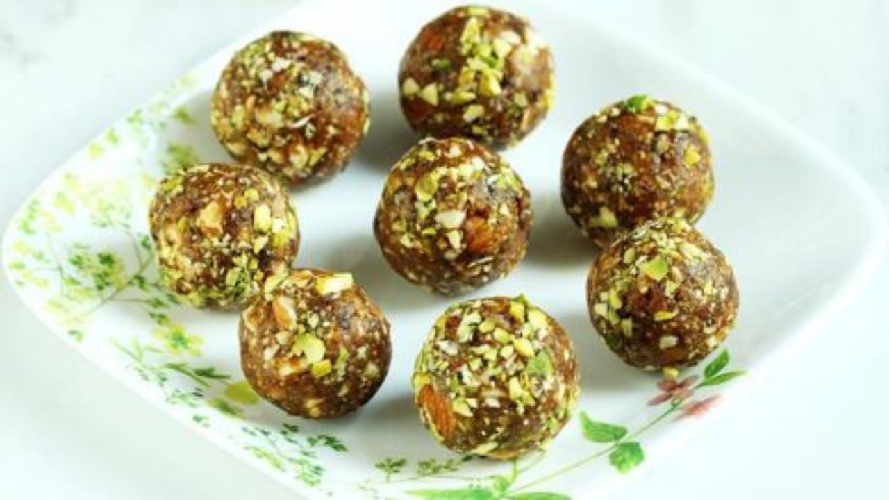 Dry Fruits Laddu Recipe: घी, चीनी, गुड़ और खोया के बिना बनाएं ये स्वादिष्ट लड्डू, हर नस में ऊर्जा भर देंगे