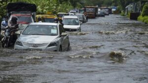 Monsoon Car Tips: बरसात में कार बंद हो जाए तो घबराएं नहीं, जानें कैसे इन 5 तरीकों से जल्द करें स्टार्ट