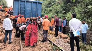 Train accident in Uttar Pradesh: भारी बारिश से पहाड़ी मलबा गिरने के कारण मालगाड़ी पटरी से उतरी, रेलवे ट्रैक टूटने से संचालन प्रभावित