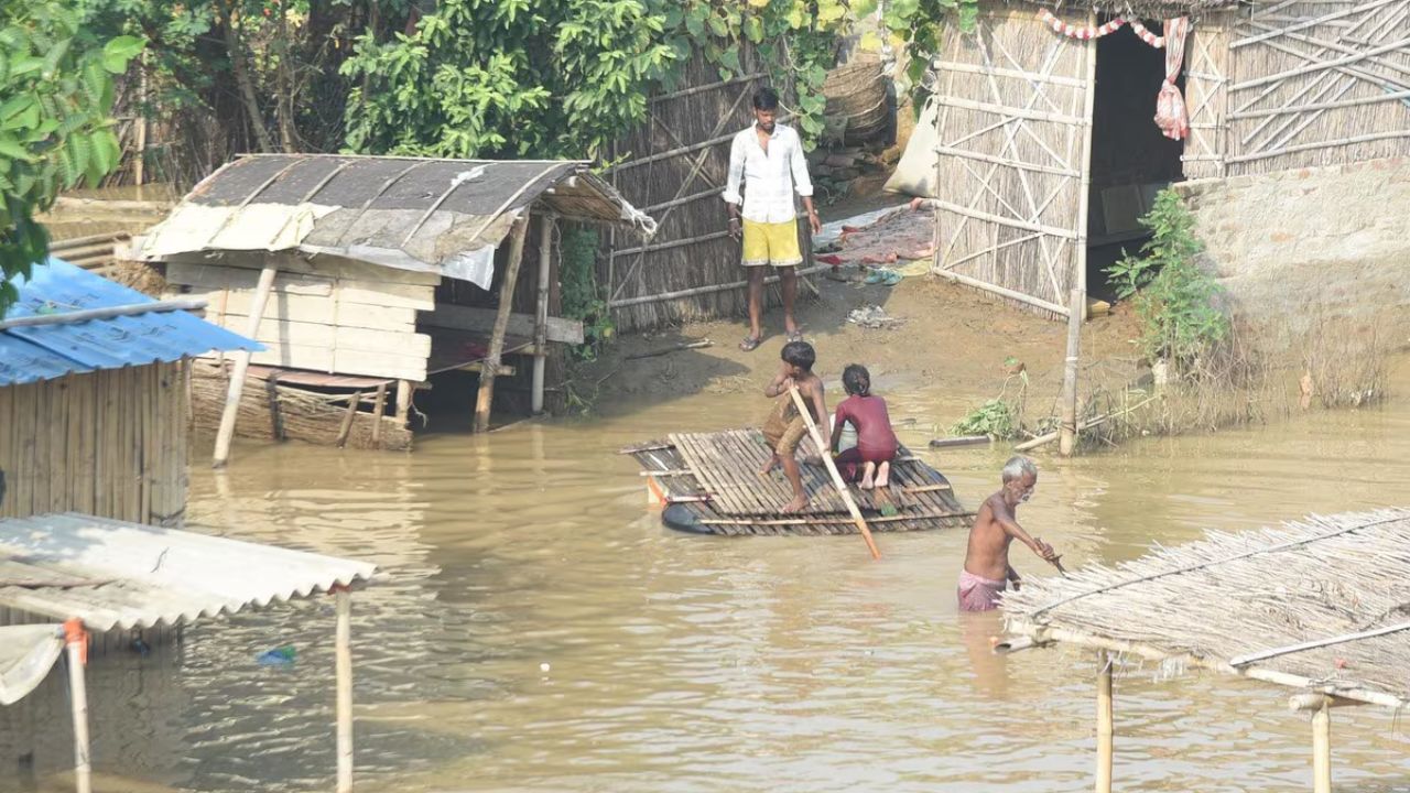 Bihar में बाढ़ का संकट, नेपाल से बहे पानी और भारी बारिश का अलर्ट