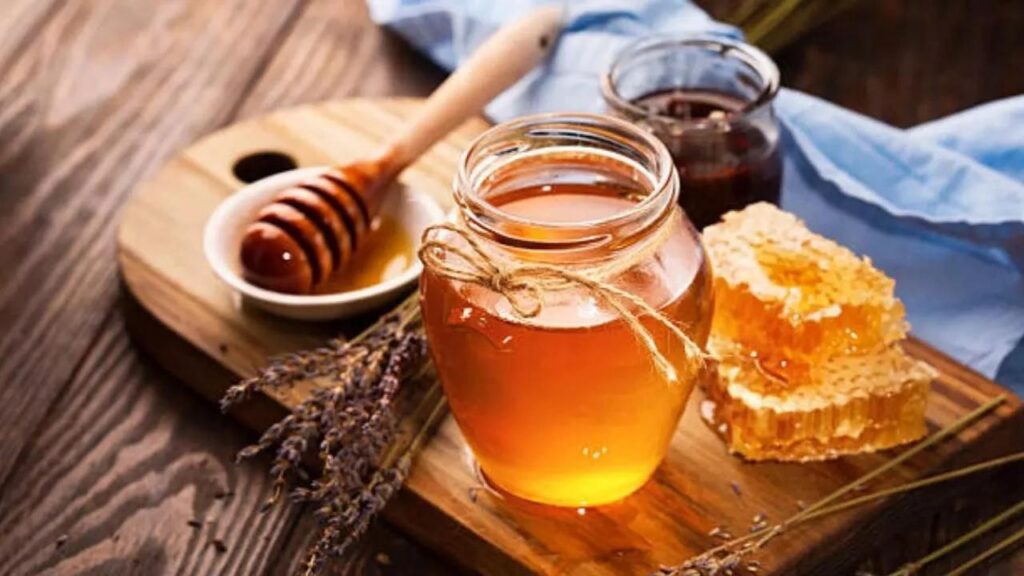 Foods Avoid with Honey: शहद के साथ इन 6 चीजों का सेवन न करें, जानें क्यों बन जाता है जहर