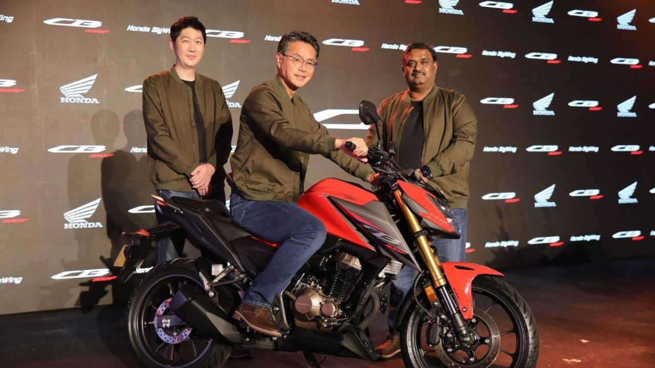 Honda ने लॉन्च की CB300F मोटरसाइकिल, देश की पहली E85 फ्लेक्स फ्यूल बाइक, कीमत ₹1.70 लाख