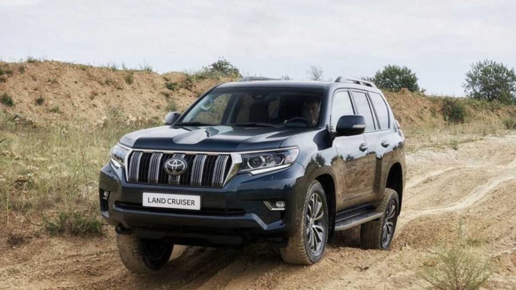 Toyota Land Cruiser Prado 2025 में होगी लॉन्च, मिलेगा हाइब्रिड इंजन समेत कई एडवांस फीचर्स