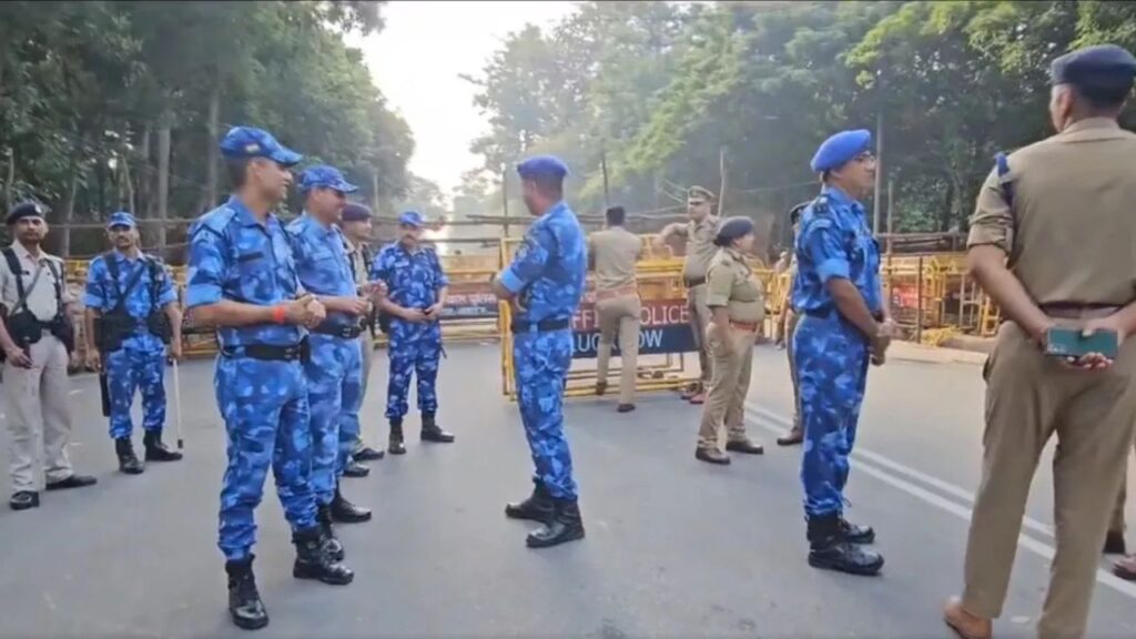 Lucknow: अखिलेश यादव के घर के बाहर बैरिकेडिंग, RPF-पुलिस तैनात, सपा कार्यकर्ताओं का हंगामा