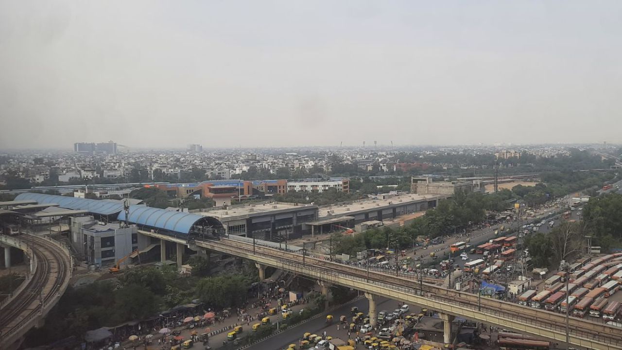 Delhi Metro यात्रियों के लिए खुशखबरी, बढ़ते प्रदूषण के बीच DMRC ने लिया बड़ा फैसला