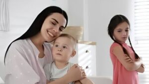 Parenting Tips: एक बच्चे के प्रति अत्यधिक प्यार से दूसरे बच्चे में मनोवैज्ञानिक समस्या; जानें विशेषज्ञ से सब कुछ