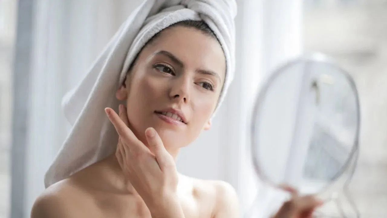 Skin Care Tips: दिवाली के बाद, शरीर ही नहीं, त्वचा का भी करें डिटॉक्स! ये 5 टिप्स आपकी त्वचा में नई जान डाल देंगे