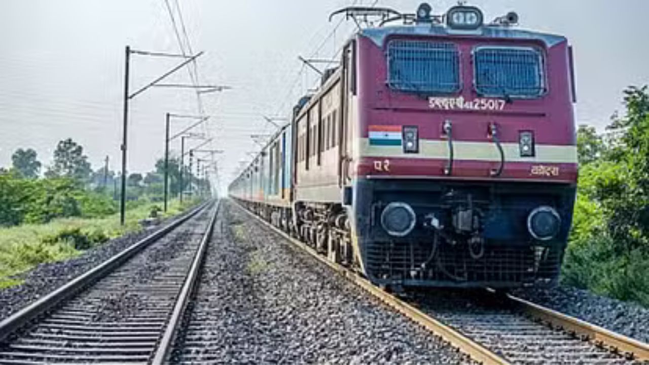 Indian Railway का सख्त फैसला, ट्रेन और पटरियों पर रील बनाने वालों के खिलाफ दर्ज होगा केस