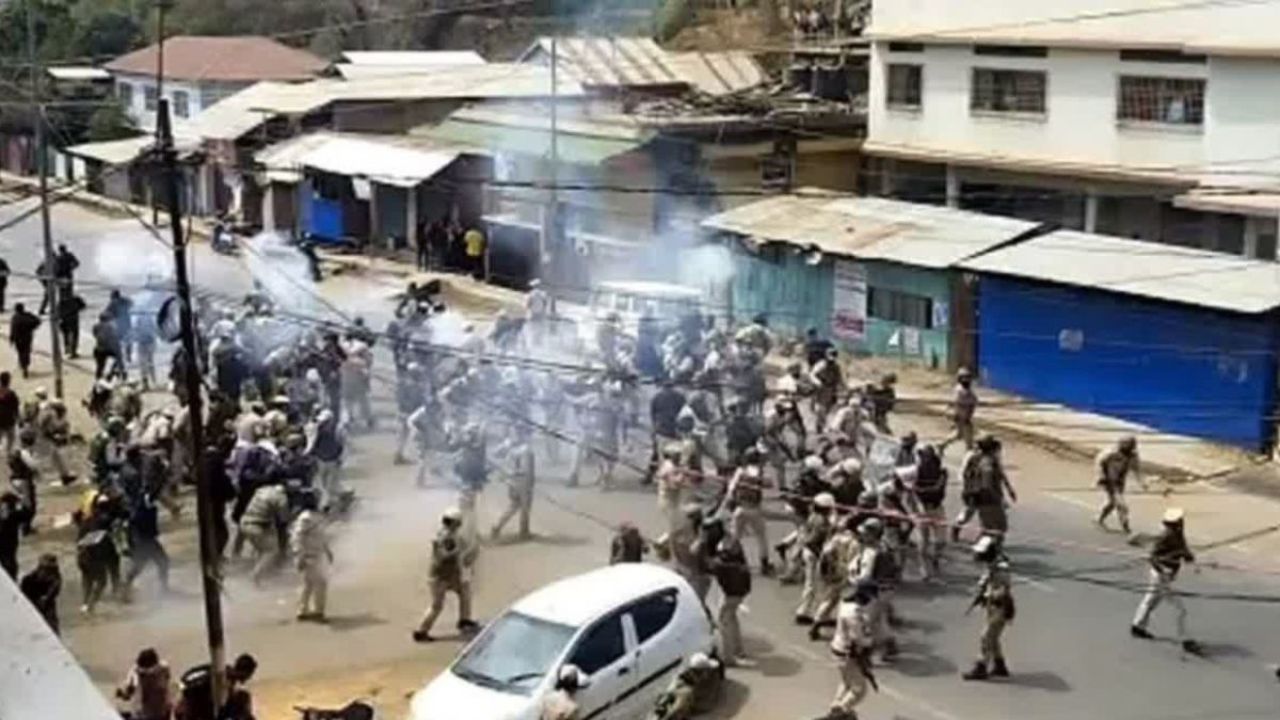 Manipur Violence News: दूसरे दिन भी जारी रही उग्र भीड़ की वारदातें, चार और विधायकों के घरों को आग के हवाले किया, अमित शाह ने बुलाई आपात बैठक