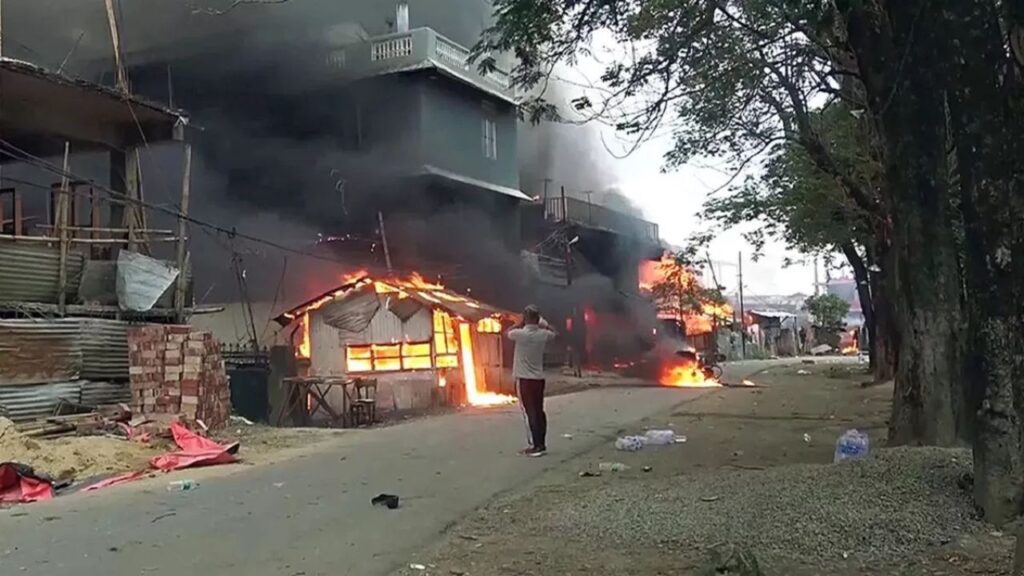 Manipur Violence News: दूसरे दिन भी जारी रही उग्र भीड़ की वारदातें, चार और विधायकों के घरों को आग के हवाले किया, अमित शाह ने बुलाई आपात बैठक