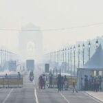 Delhi Pollution: घने स्मॉग की चादर में लिपटी राजधानी, AQI 'बहुत खराब' श्रेणी में