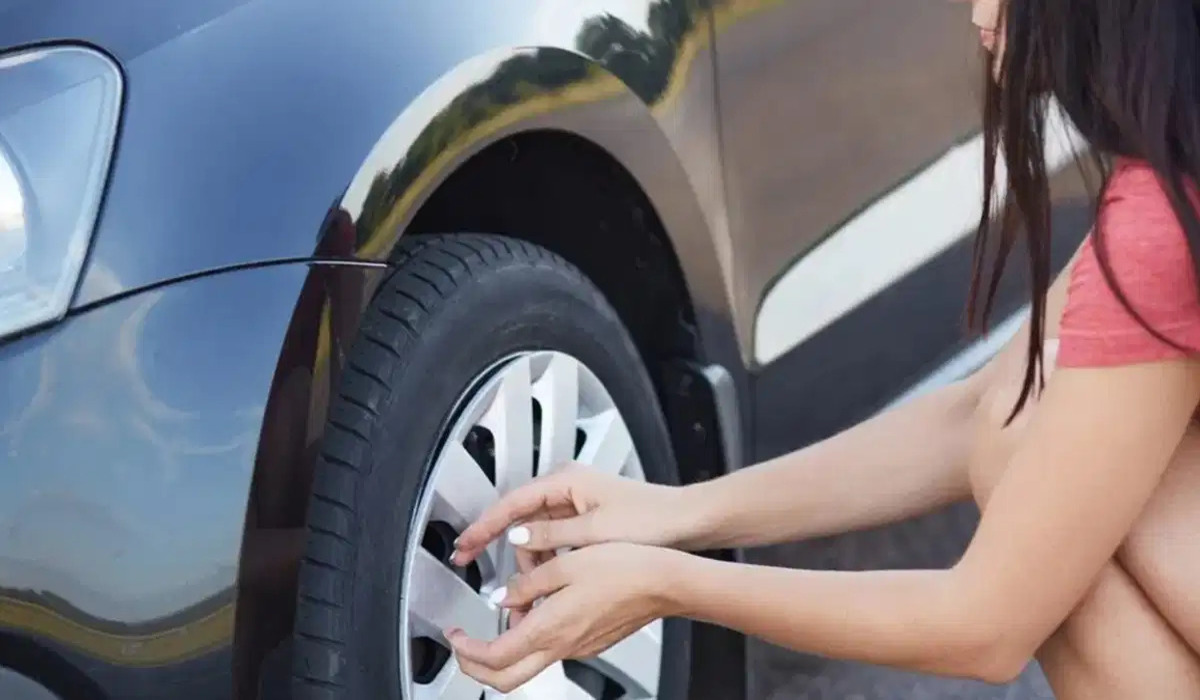 Car Tyre: कार का टायर पंक्चर हो जाए तो घबराएं नहीं, जानें उसे ठीक करने के जरूरी टिप्स