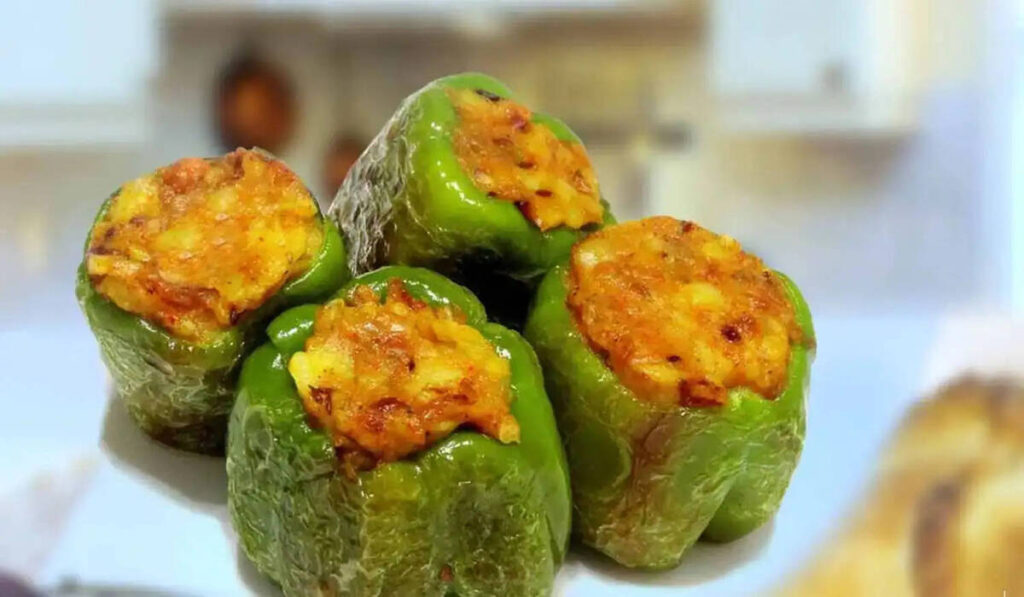 Food Recipe: शिमला मिर्च से बने चार स्वादिष्ट और हेल्दी रेसिपीज़, जो छोटे पार्टीज में मेहमानों का दिल जीत लेंगी