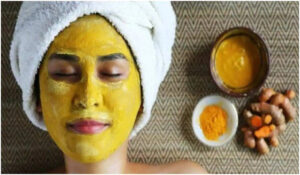 Skin Care: त्वचा पर हल्दी का लेप लगाने से बढ़ता है निखार, मिलते हैं कई फायदे