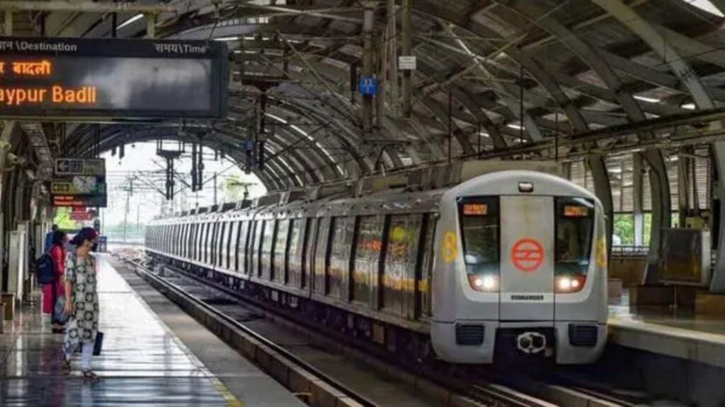 केबल चोरी के कारण Delhi Metro ब्लू लाइन पर रुकावट, यात्री झेल रहे कठिनाइयाँ