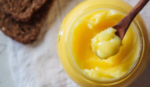 Desi Ghee in Winter: सर्दियों में घी खाने से क्या सच में नसों में जमने लगता है? जानें पूरी जानकारी