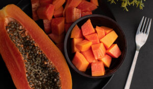 Papaya Health Benefits: सुबह खाली पेट पपीता खाने से सेहत को होते हैं चौंकाने वाले लाभ